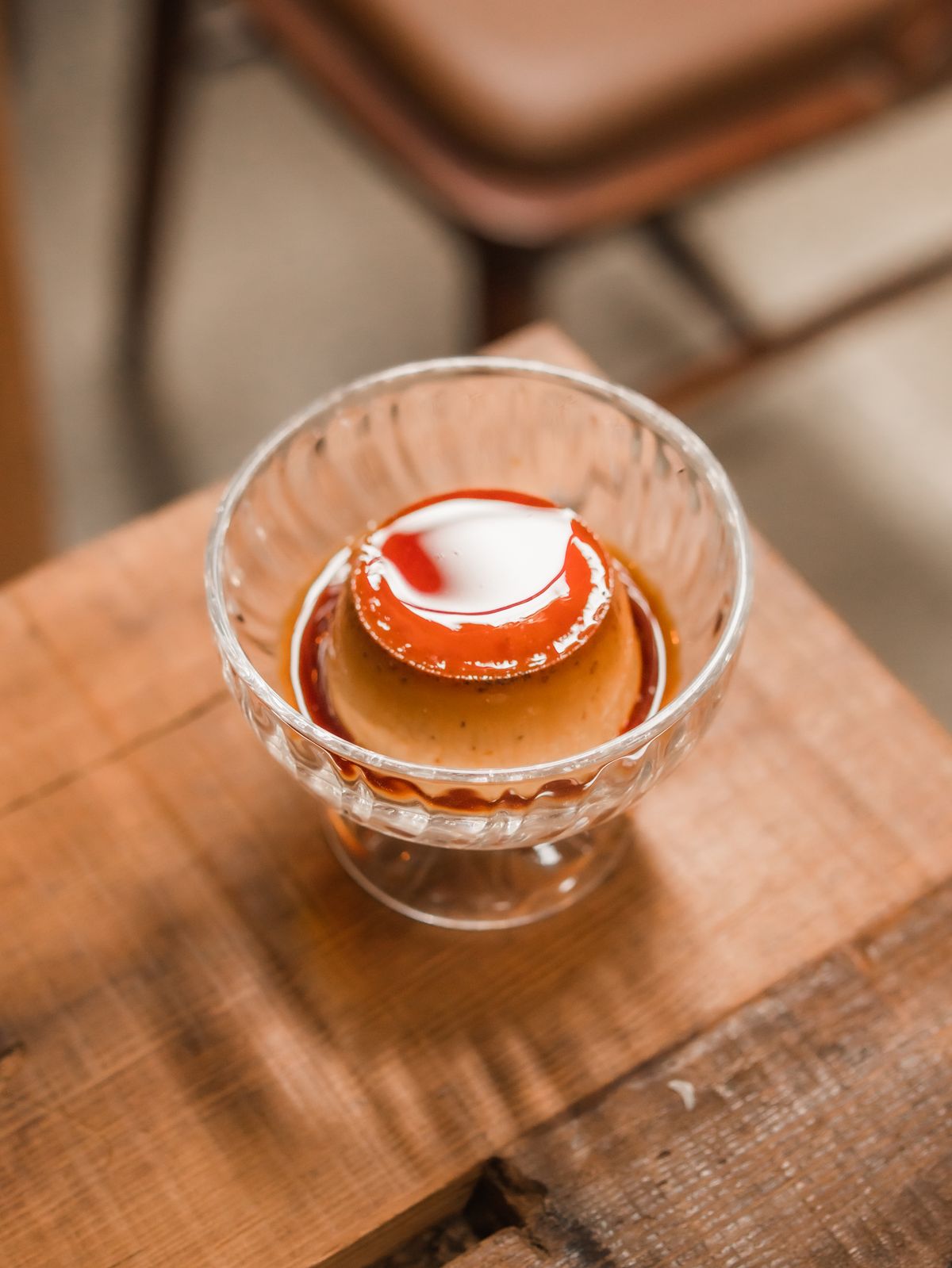 Bánh flan caramel úp trong ly thủy tinh, sẵn sàng thưởng thức