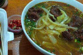 Tô hủ tiếu bò kho với sợi hủ tiếu dai