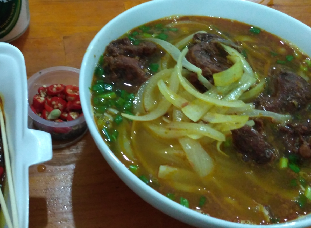 Tô hủ tiếu bò kho với sợi hủ tiếu dai