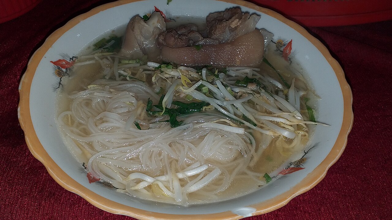 Một tô hủ tiếu nước dọn ra bàn ăn