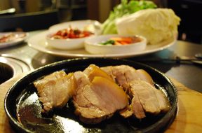 Thịt ba chỉ heo luộc thái lát