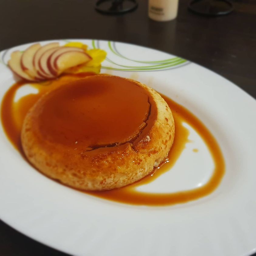 Bánh flan dọn ra đĩa