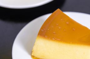 Bánh flan caramel mềm mịn úp ra đĩa, nước đường óng ánh