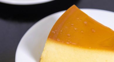 Bánh flan caramel mềm mịn úp ra đĩa, nước đường óng ánh