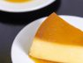 Bánh flan caramel mềm mịn úp ra đĩa, nước đường óng ánh