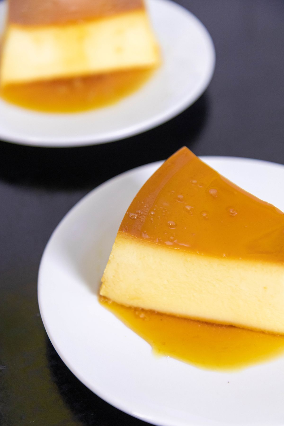 Bánh flan caramel mềm mịn úp ra đĩa, nước đường óng ánh