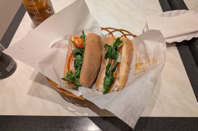 Ổ bánh mì pate thịt nguội với đồ chua và rau thơm
