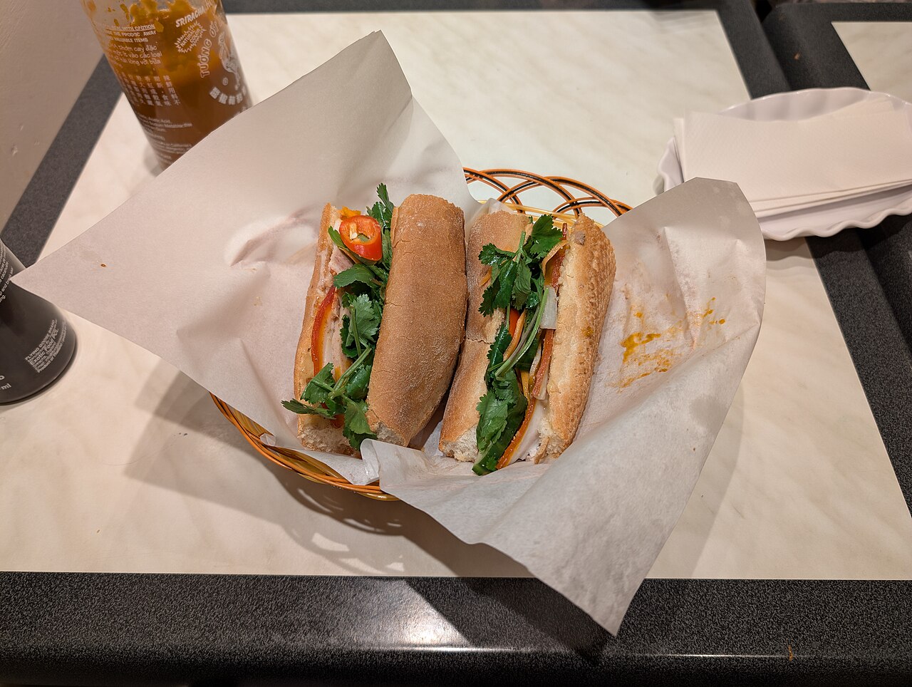 Ổ bánh mì pate thịt nguội với đồ chua và rau thơm