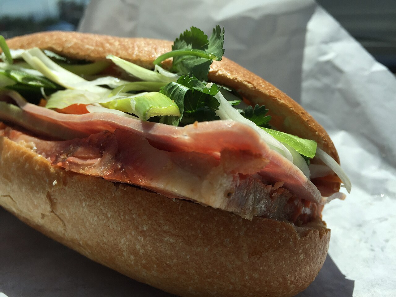 Bánh mì kẹp nhân thịt nguội và rau