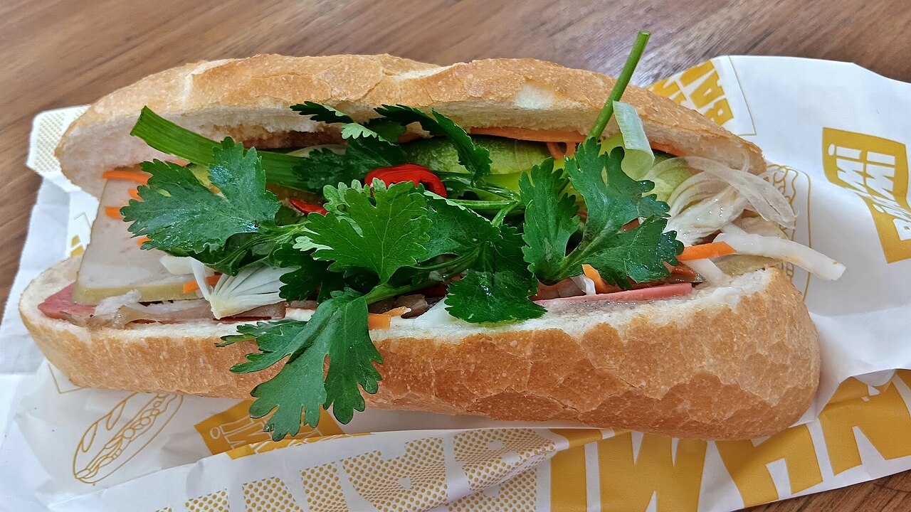 Một ổ bánh mì nóng giòn dọn ra bàn ăn