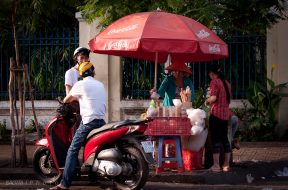 Bánh tráng trộn bán ở quầy vỉa hè