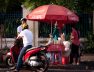 Bánh tráng trộn bán ở quầy vỉa hè