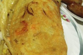 Bánh xèo tôm nhảy vàng giòn cuốn rau sống