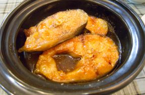 Nồi cá kho tộ đậm đà thơm tiêu