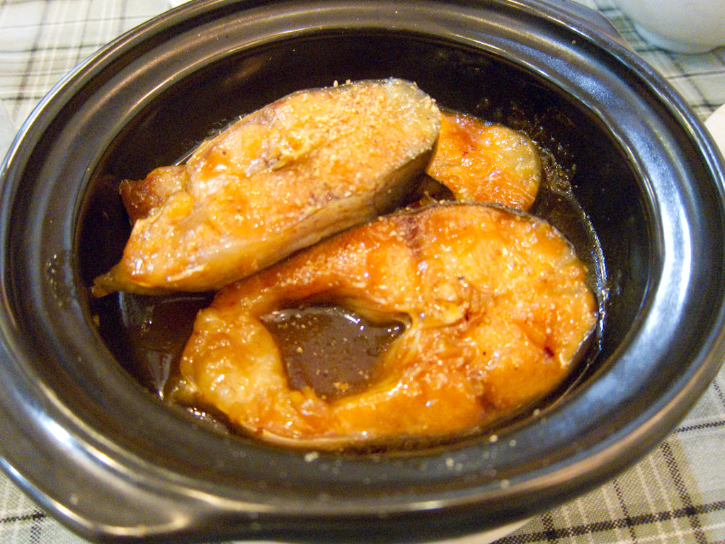 Nồi cá kho tộ đậm đà thơm tiêu