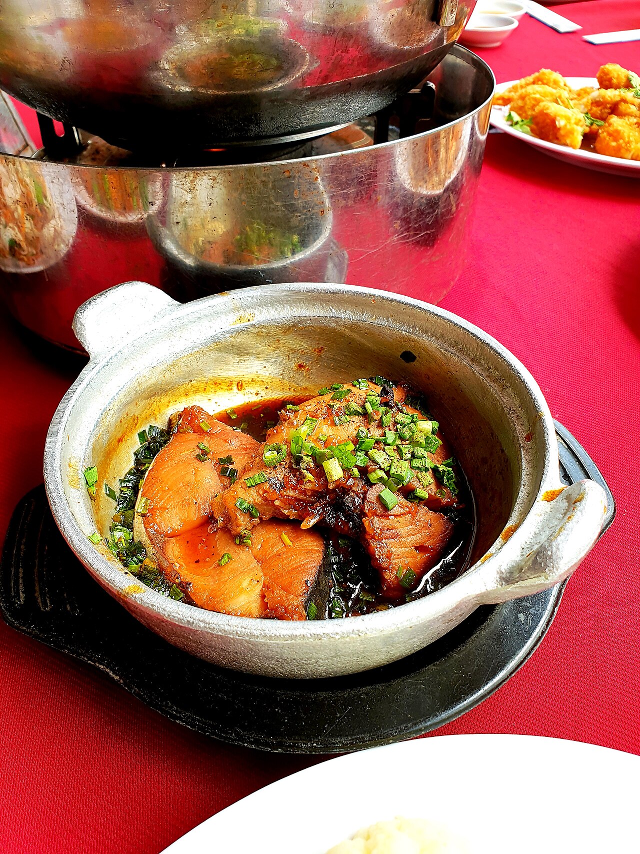 Cá kho tộ ăn cùng cơm trắng