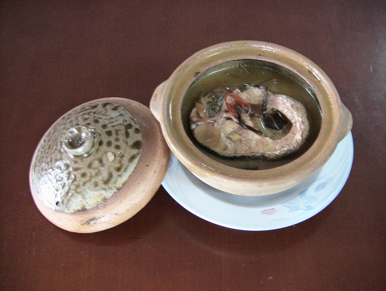 Một phần cá kho tộ dọn ra bàn ăn