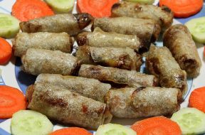 Đĩa chả giò vàng giòn ăn kèm rau sống