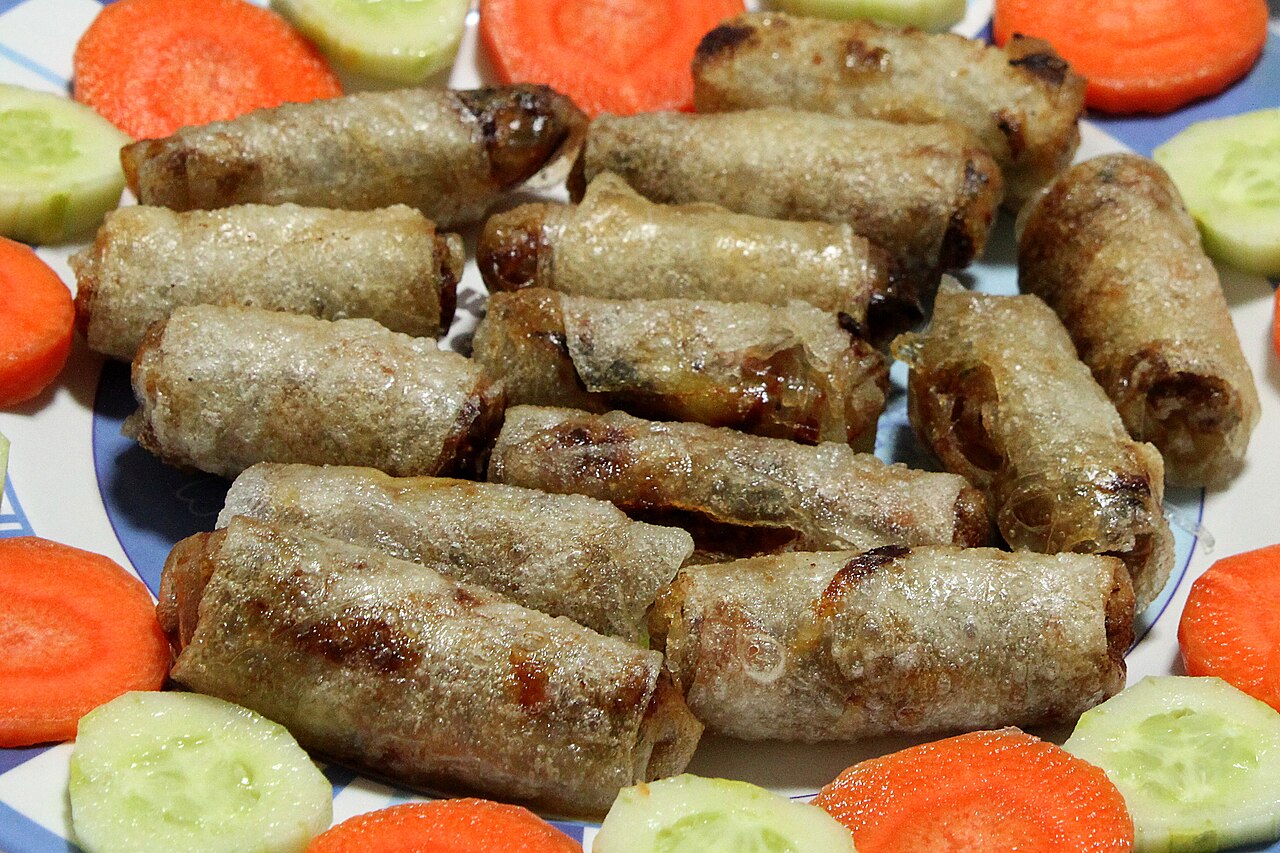 Đĩa chả giò vàng giòn ăn kèm rau sống