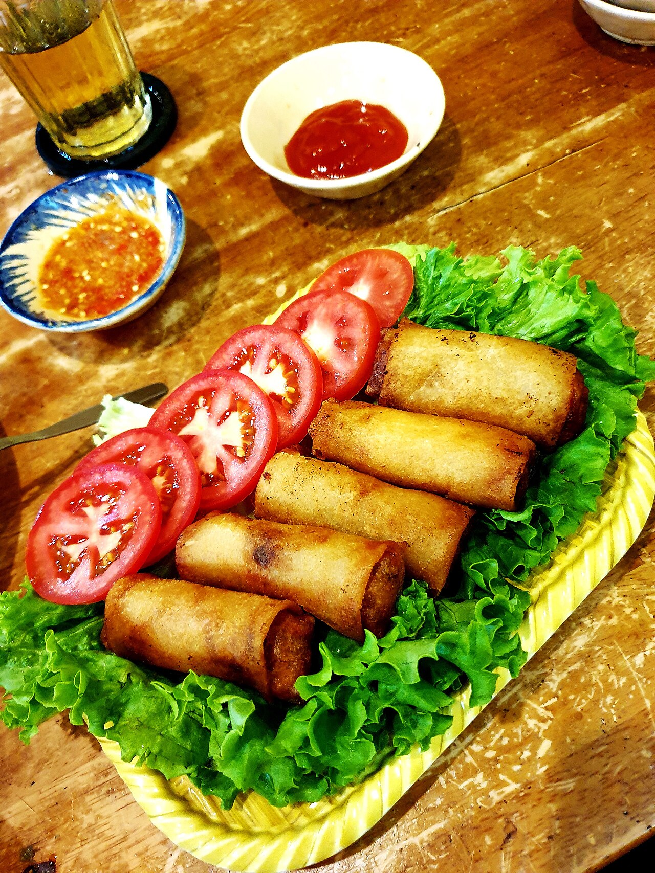 Chả giò chiên giòn dọn ra bàn ăn