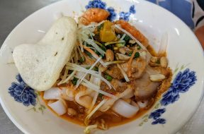 Tô mì Quảng với thịt, tôm, trứng cút và bánh tráng
