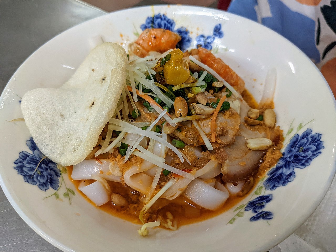 Tô mì Quảng với thịt, tôm, trứng cút và bánh tráng