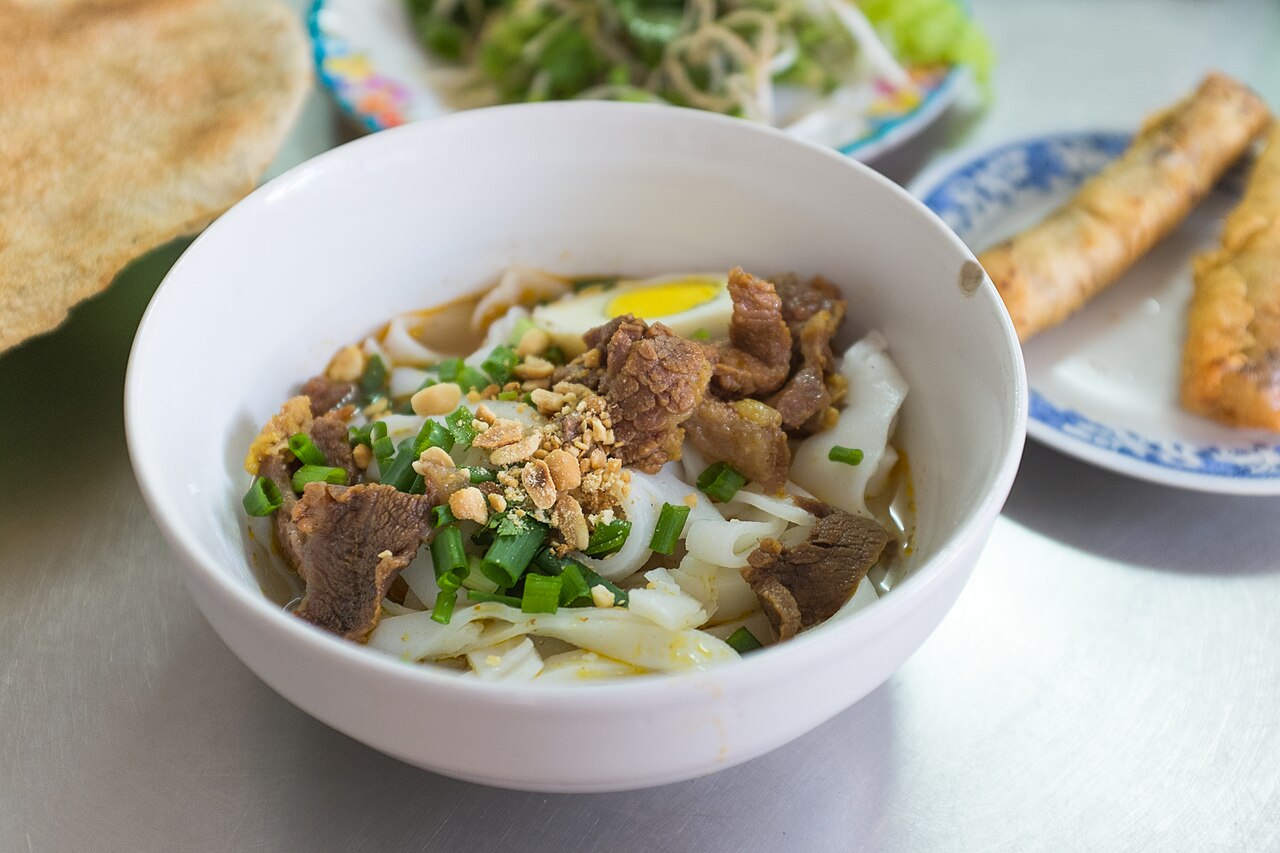 Một tô mì Quảng dọn ra bàn ăn