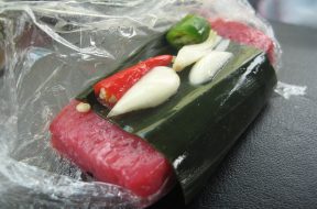 Nem chua cuốn lá ổi thơm ngon