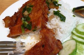 Đĩa cơm tấm sườn nướng với trứng ốp la và đồ chua