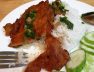 Đĩa cơm tấm sườn nướng với trứng ốp la và đồ chua