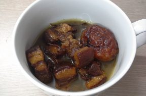 Nồi thịt kho trứng màu cánh gián hấp dẫn