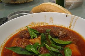 Tô bò kho nóng hổi ăn kèm bánh mì