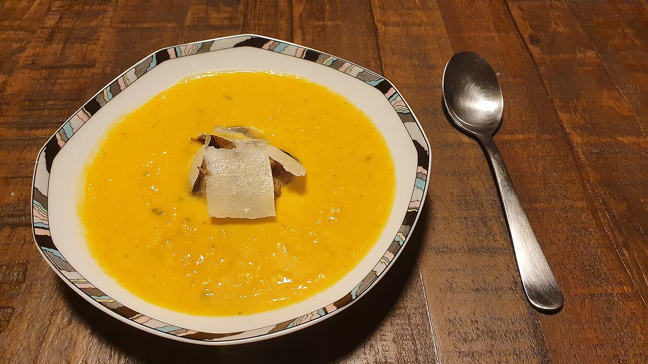 Tô canh bí đỏ nóng hổi