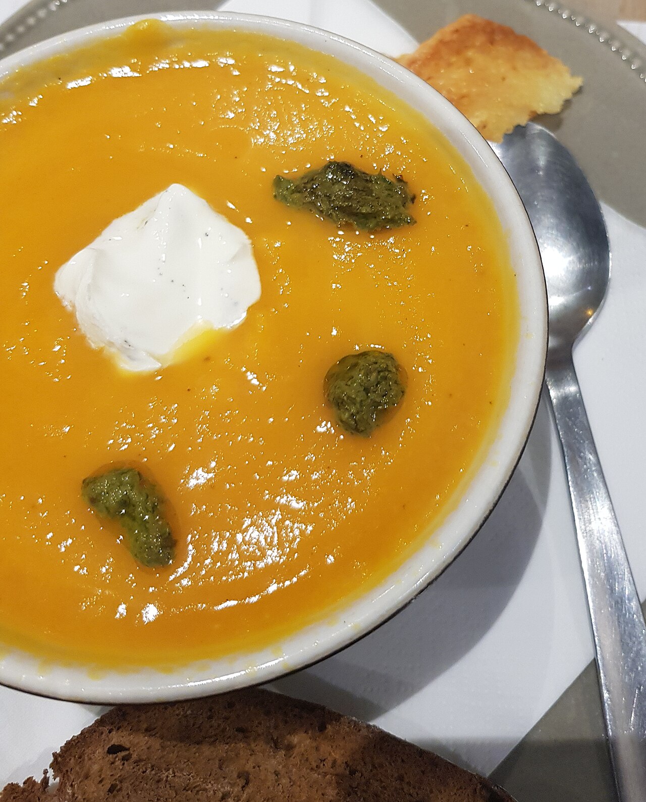 Canh bí đỏ dọn ra bàn ăn