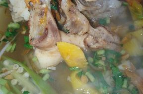 Nồi canh chua cá lóc nấu với dứa, cà chua
