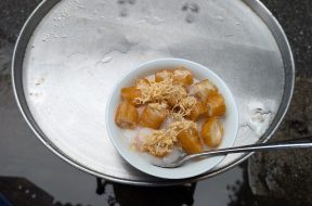 Bát cháo trắng nóng ở Hà Nội