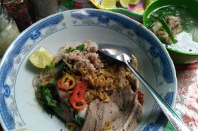 Tô hủ tiếu Nam Vang với tôm, thịt bằm và tim gan