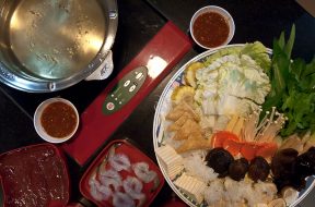 Nguyên liệu nhúng lẩu bày sẵn trên bàn