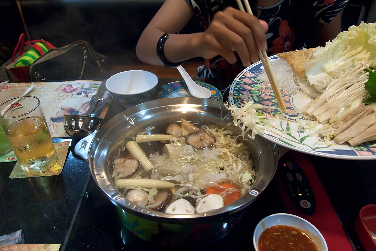Chuẩn bị nồi lẩu nóng cho bữa ăn gia đình