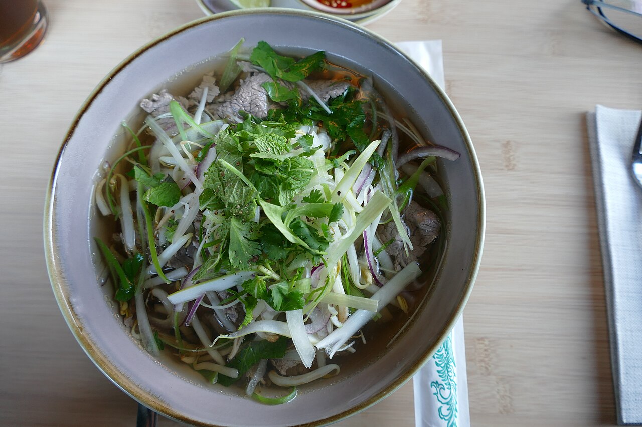 Một tô phở bò nóng hổi dọn ra bàn ăn