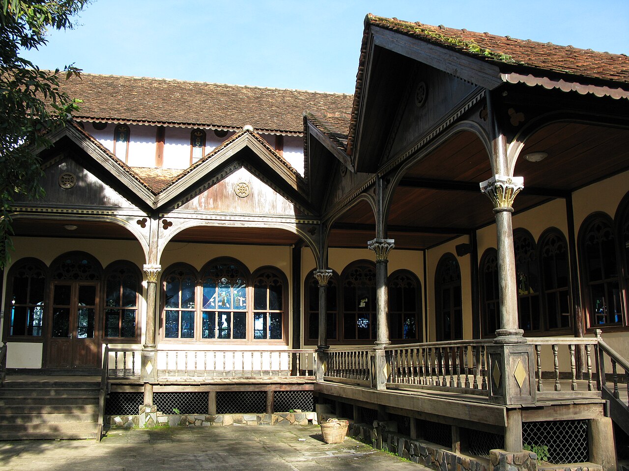 Nhà thờ gỗ Kon Tum