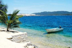 Bãi biển Quy Nhơn nước xanh trong