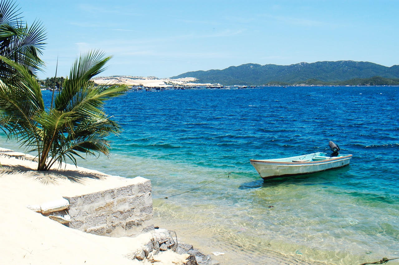 Bãi biển Quy Nhơn nước xanh trong