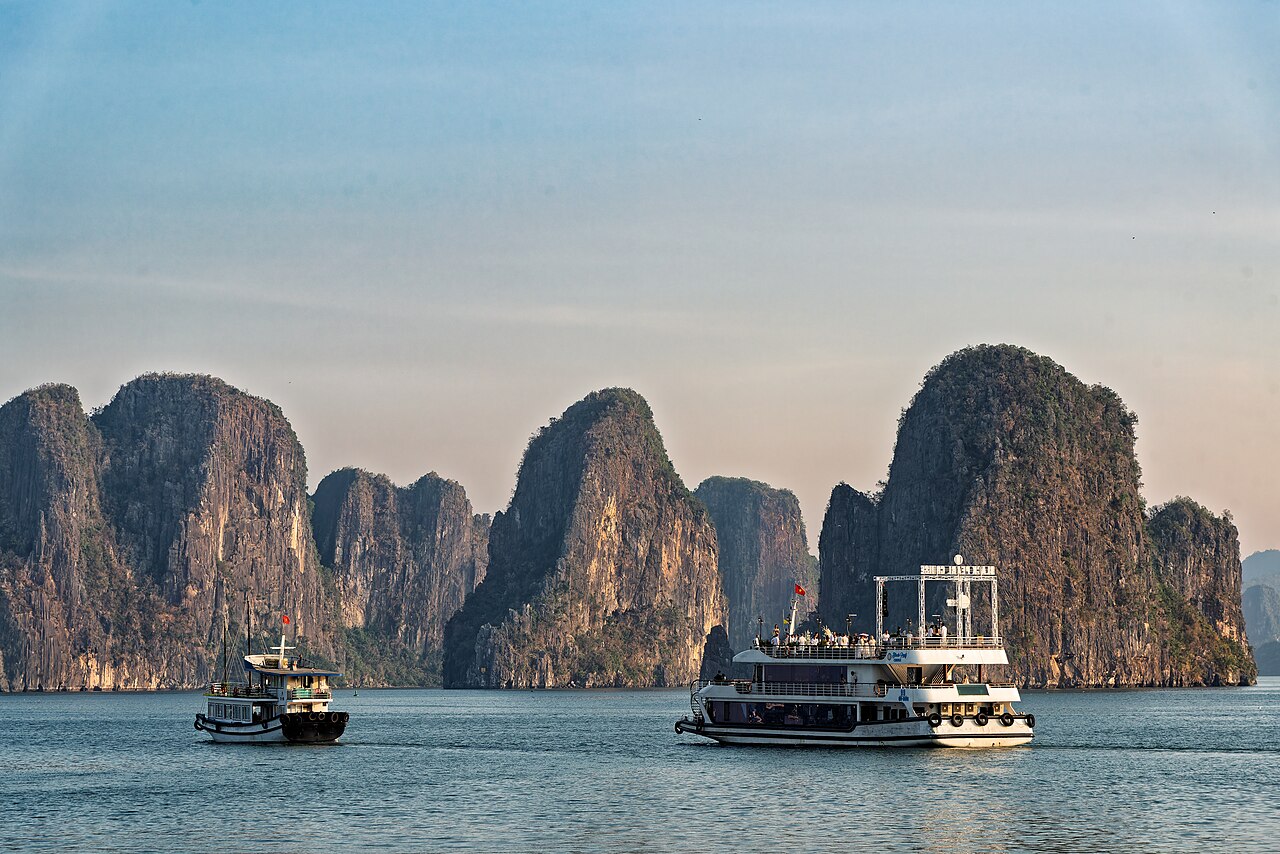 Tàu thuyền trên Vịnh Hạ Long