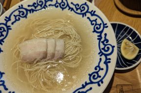 Nước dùng hầm từ xương heo trong và ngọt