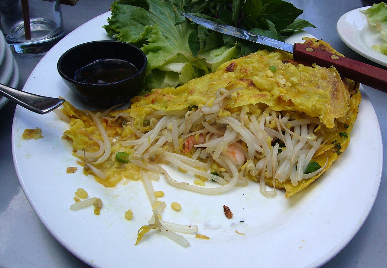 Bánh xèo nhân tôm và giá đỗ ăn cùng rau và nước mắm chấm
