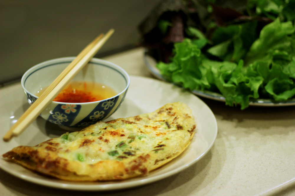 Bánh xèo chấm nước mắm chua ngọt ăn kèm rau xanh