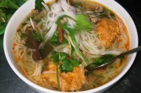 Tô bún bò Huế với chả cua và thịt bò