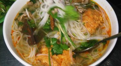 Tô bún bò Huế với chả cua và thịt bò