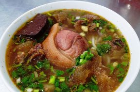 Tô bún bò giò heo nước lèo đỏ óng